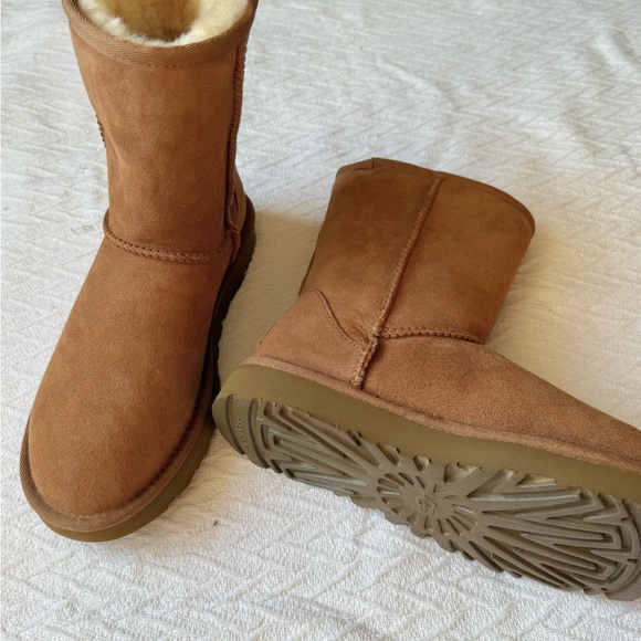Uggs Classic Short 2 Boots - Picture 8 of 11